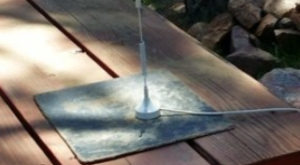 Picture of an antenna on a metal ground plane