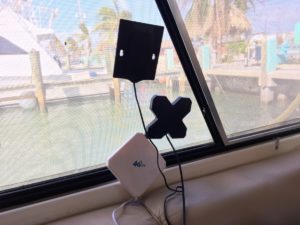 MIMO panel antenna in a window